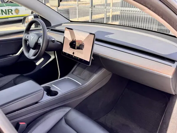 Tesla Model Y 2023 - 32990 EUR, 130000 km - 130000km - foto 9 de 18