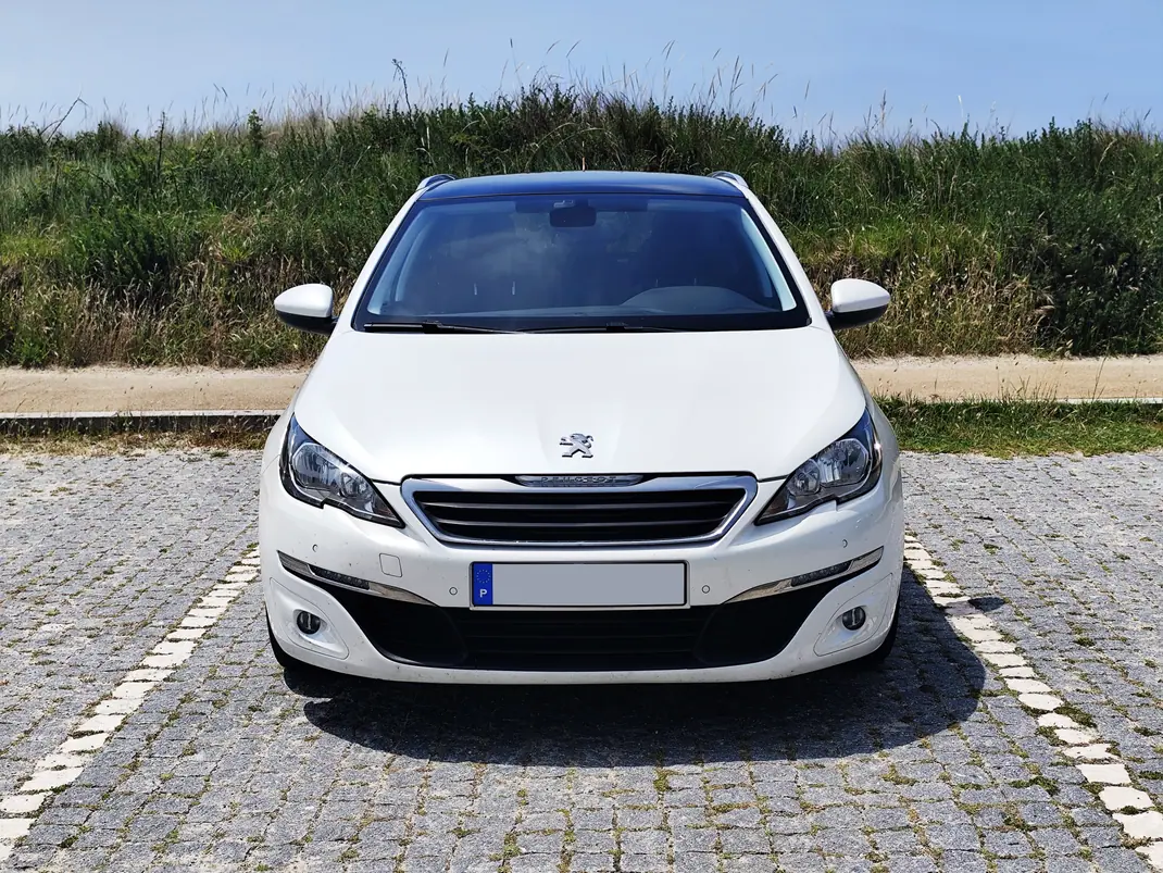 Peugeot 308 2015 - 8900 EUR, 214618 km - AUTO.MOTO.pt - 214618km - foto 2 de 14