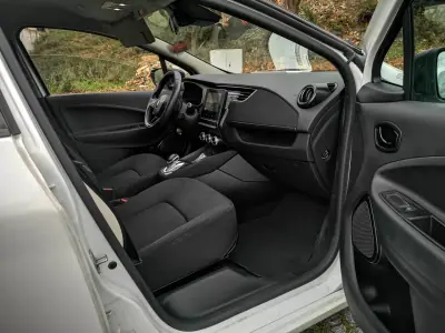 Renault Zoe 2020 - 13450 EUR, 110000 km - AUTO.MOTO.pt - 110000km - foto 12 de 16
