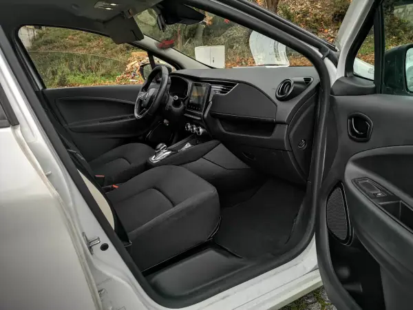 Renault Zoe 2020 - 13450 EUR, 110000 km - AUTO.MOTO.pt - 110000km - foto 12 de 16