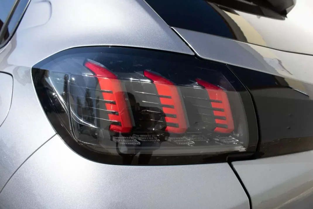 Peugeot 208 2023 - 16999 EUR, 96737 km - AUTO.MOTO.pt - 96737km - foto 11 de 34