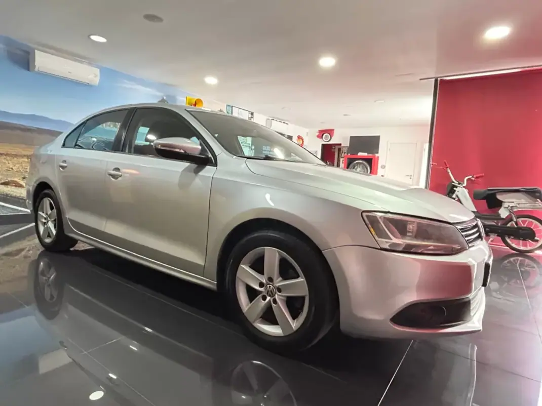 Volkswagen Jetta 2011 - 8500 EUR, 224614 km - AUTO.MOTO.pt - 224614km - foto 7 de 21