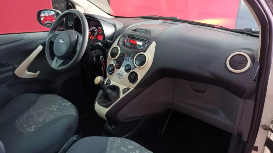 Ford KA 2015 - 7500 EUR, 111953 km - AUTO.MOTO.pt - 111953km - foto 36 de 46