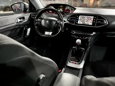 Peugeot 308 2013 - 12990 EUR, 158740 km - AUTO.MOTO.pt - 158740km - foto 22 de 27