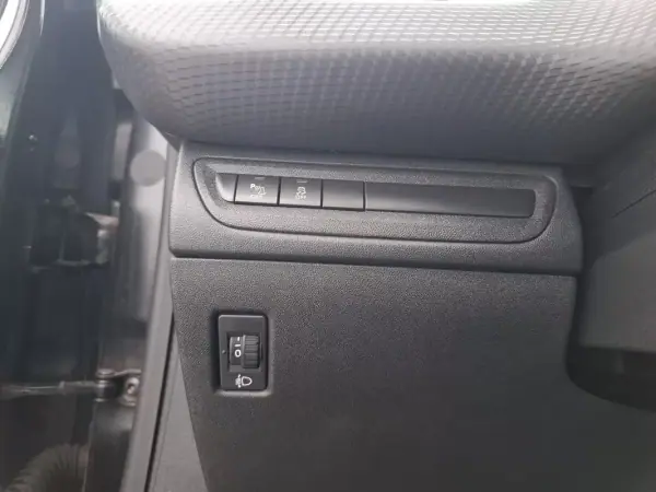 Peugeot 208 2017 - 8900 EUR, 191000 km - AUTO.MOTO.pt - 191000km - foto 26 de 36