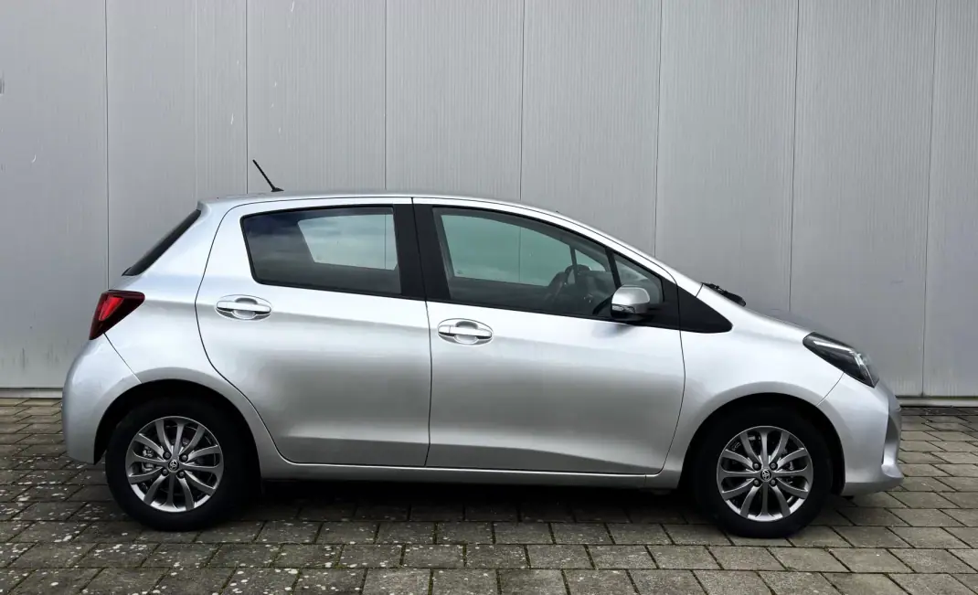 Toyota Yaris 2016 - 13500 EUR, 135000 km - AUTO.MOTO.pt - 135000km - foto 5 de 35
