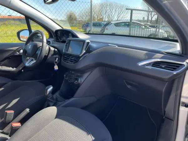 Peugeot 208 2018 - 10250 EUR, 88200 km - AUTO.MOTO.pt - 88200km - foto 17 de 17