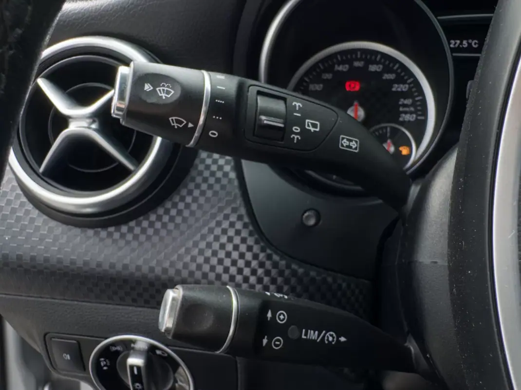 Mercedes-Benz A 180 2017 - 16990 EUR, 166000 km - AUTO.MOTO.pt - 166000km - foto 17 de 36