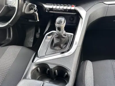 Peugeot 3008 2019 - 13900 EUR, 180000 km - AUTO.MOTO.pt - 180000km - foto 39 de 45