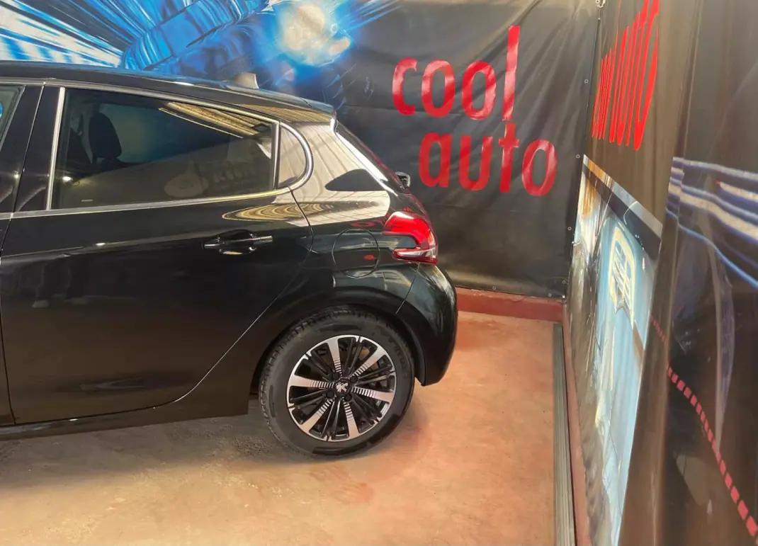 Peugeot 208 2018 - 8899 EUR, 106000 km - AUTO.MOTO.pt - 106000km - foto 19 de 42