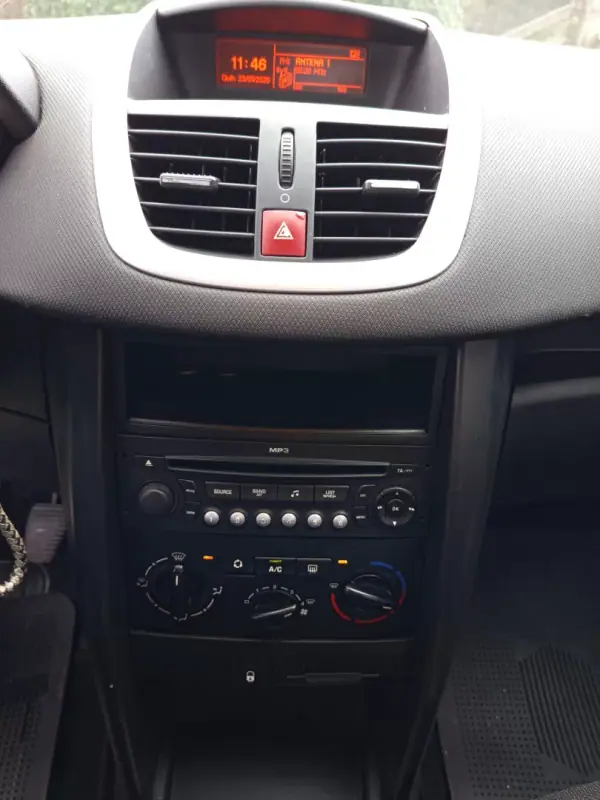 Peugeot 207 2007 - 5490 EUR, 183913 km - AUTO.MOTO.pt - 183913km - foto 9 de 10