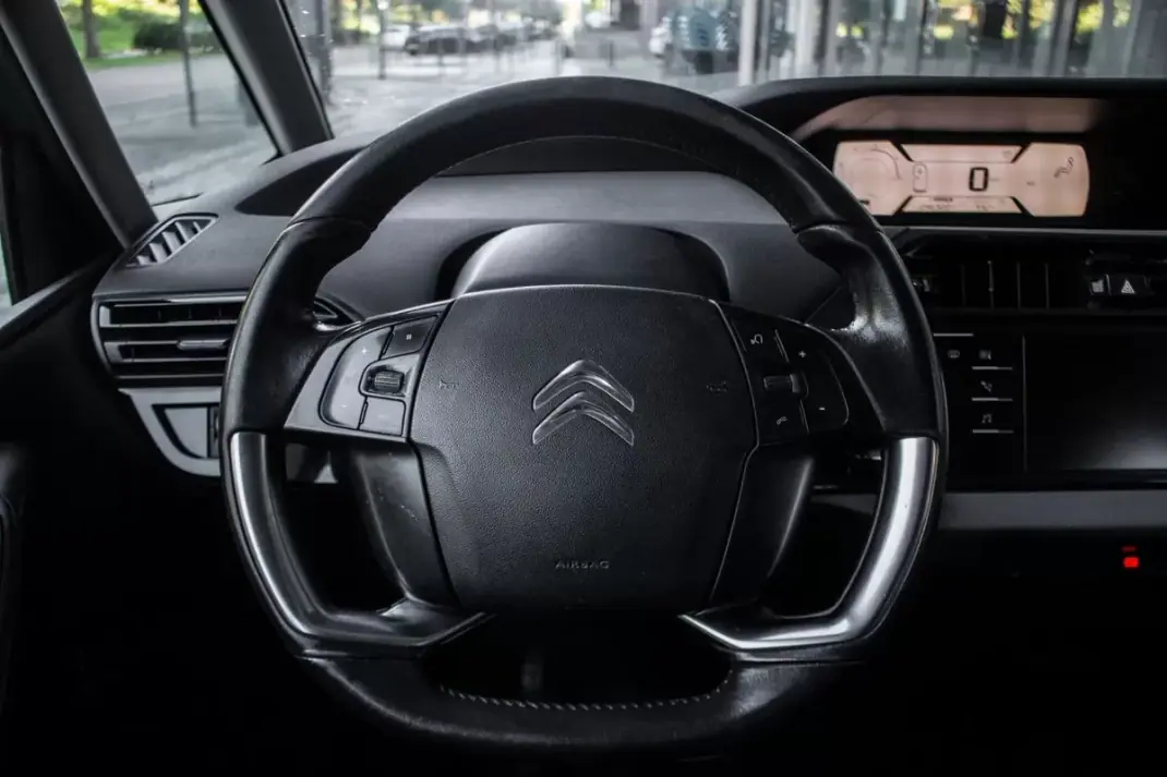 Citroën C4 Picasso 2018 - 9900 EUR, 296322 km - AUTO.MOTO.pt - 296322km - foto 10 de 30
