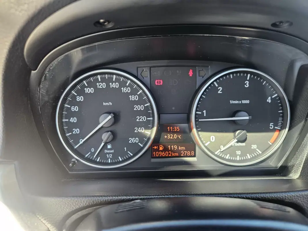 BMW 320 2011 - 17900 EUR, 109602 km - 109602km - foto 38 de 47