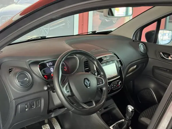 Renault Captur 2017 - 15990 EUR, 80345 km - AUTO.MOTO.pt - 80345km - foto 16 de 21