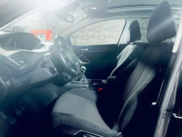 Peugeot 308 2019 - 12990 EUR, 119631 km - AUTO.MOTO.pt - 119631km - foto 26 de 26