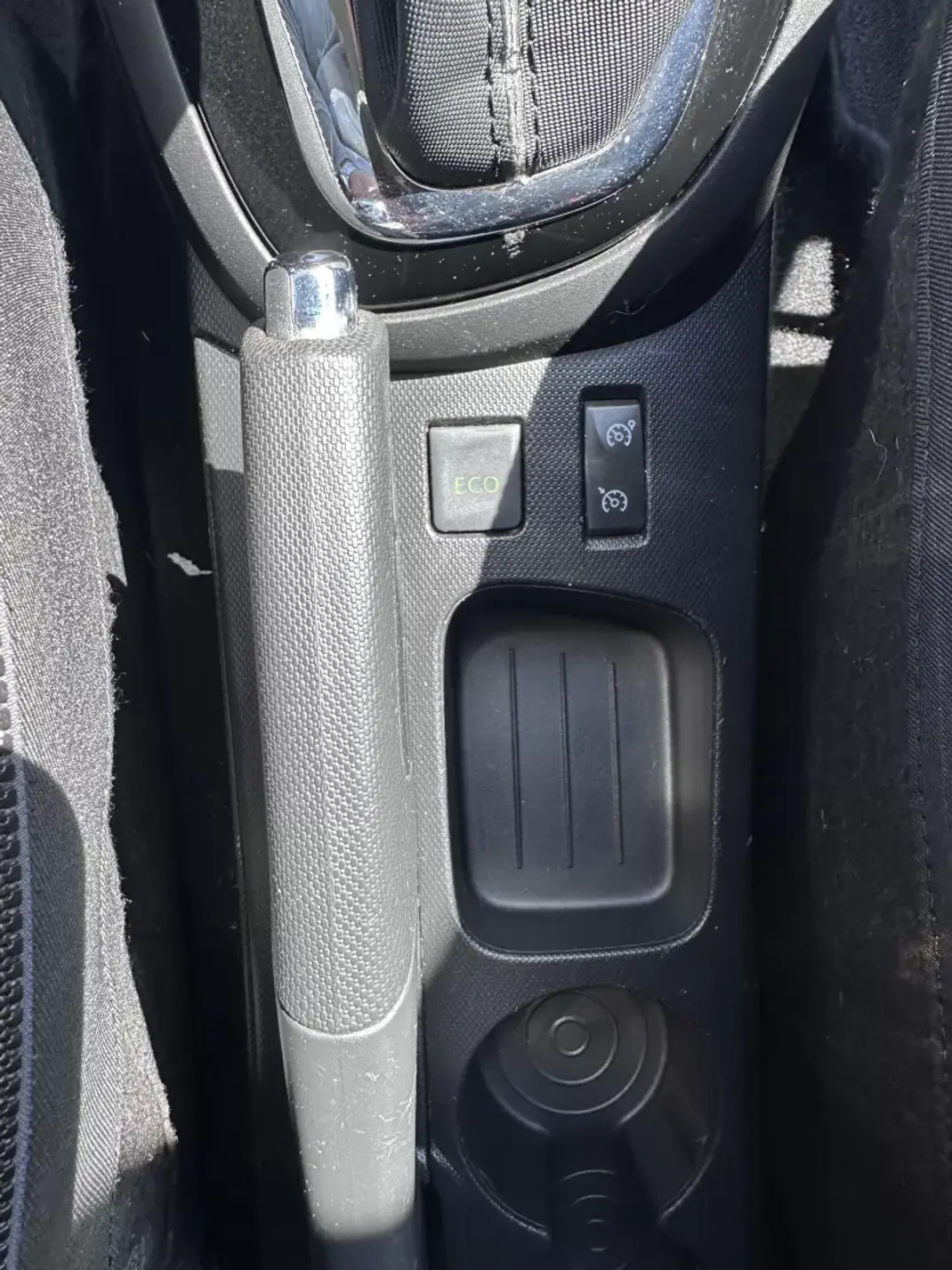 Renault Captur 2014 - 9900 EUR, 217000 km - AUTO.MOTO.pt - 217000km - foto 44 de 60