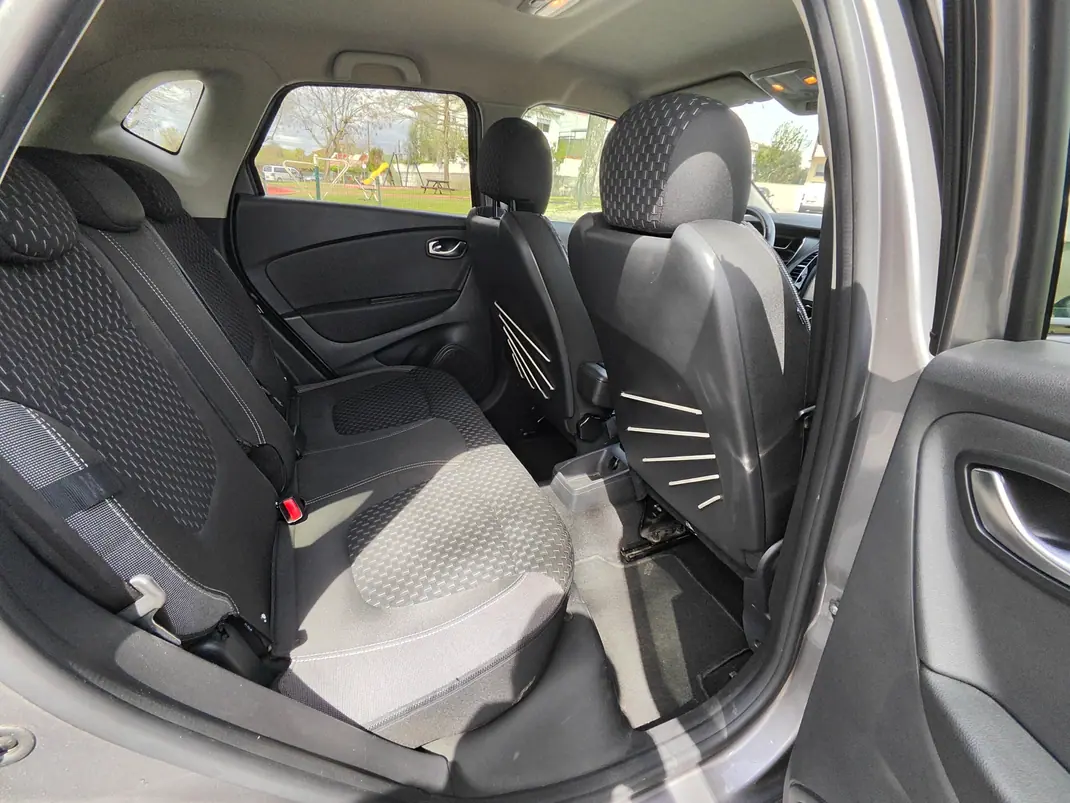 Renault Captur 2017 - 11000 EUR, 143000 km - AUTO.MOTO.pt - 143000km - foto 19 de 22