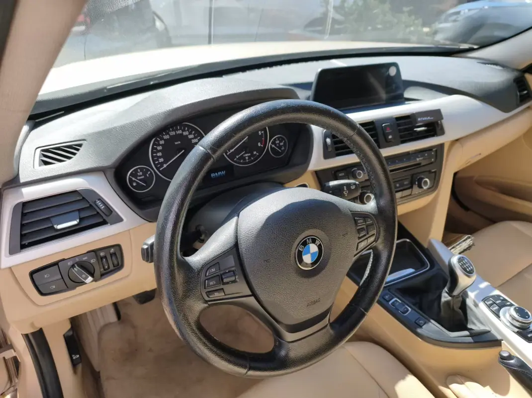 BMW 318 2014 - 14900 EUR, 185655 km - AUTO.MOTO.pt - 185655km - foto 9 de 21