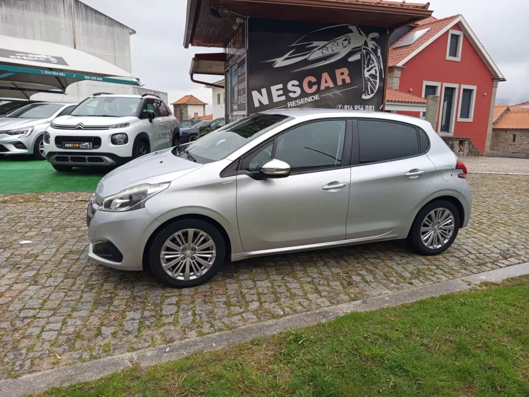 Peugeot 208 2017 - 10990 EUR, 163895 km - AUTO.MOTO.pt - 163895km - foto 1 de 11