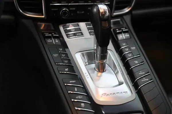 Porsche Panamera 2016 - 53900 EUR, 92706 km - AUTO.MOTO.pt - 92706km - foto 18 de 41