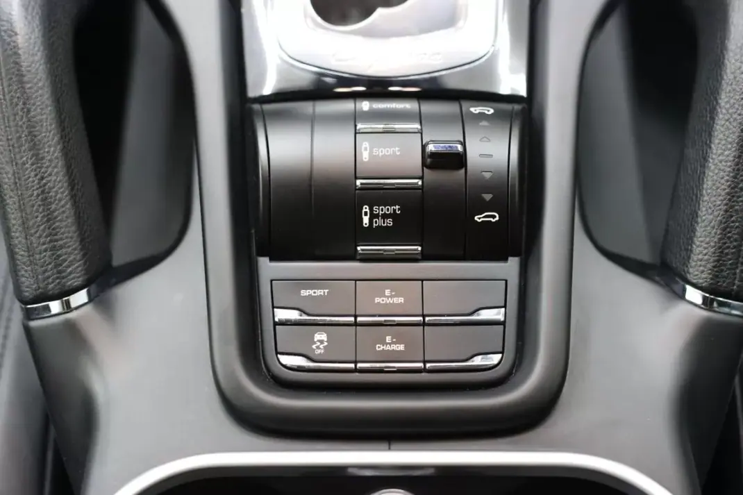 Porsche Cayenne 2015 - 41900 EUR, 140000 km - 140000km - foto 17 de 32