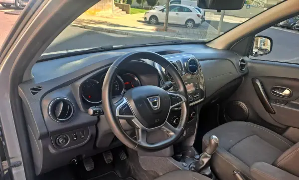 Dacia Sandero 2018 - 8500 EUR, 155000 km - AUTO.MOTO.pt - 155000km - foto 11 de 22