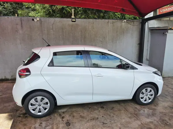 Renault Zoe 2021 - 13750 EUR, 97000 km - AUTO.MOTO.pt - 97000km - foto 4 de 20