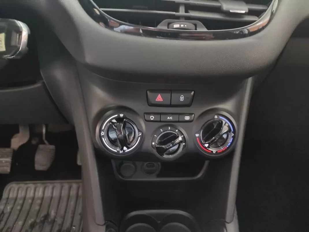 Peugeot 208 2018 - 14900 EUR, 144000 km - AUTO.MOTO.pt - 144000km - foto 8 de 13