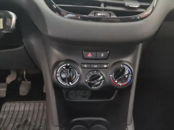 Peugeot 208 2018 - 14900 EUR, 144000 km - AUTO.MOTO.pt - 144000km - foto 8 de 13