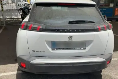 Peugeot e-2008 2020 - 15999 EUR, 126093 km - AUTO.MOTO.pt - 126093km - foto 5 de 14