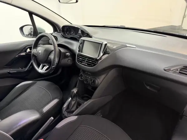 Peugeot 208 2015 - 8500 EUR, 152000 km - 152000km - foto 6 de 26
