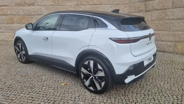 Renault Mégane E-Tech 2024 - 39000 EUR, 15500 km - AUTO.MOTO.pt - 15500km - foto 6 de 33