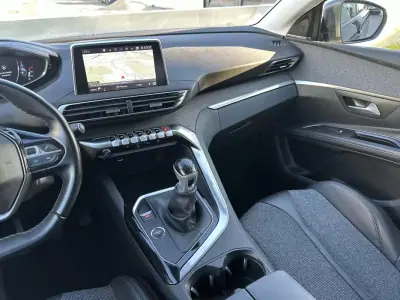 Peugeot 5008 2018 - 14900 EUR, 220000 km - AUTO.MOTO.pt - 220000km - foto 31 de 60