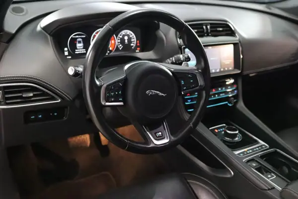 Jaguar F-Pace 2018 - 33900 EUR, 70000 km - AUTO.MOTO.pt - 70000km - foto 7 de 39