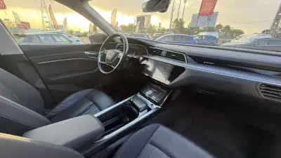 Audi e-tron 2019 - 27990 EUR, 99000 km - AUTO.MOTO.pt - 99000km - foto 12 de 33