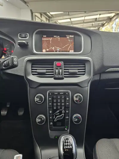 Volvo V40 Cross Country 2018 - 15000 EUR, 106816 km - 106816km - foto 39 de 40
