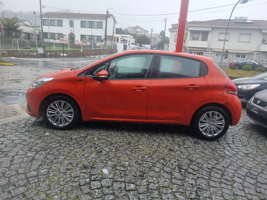 Peugeot 208 2018 - 8000 EUR, 97000 km - AUTO.MOTO.pt - 97000km - foto 10 de 15