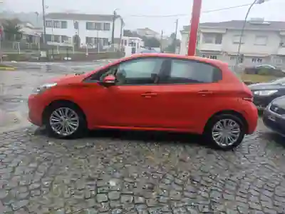 Peugeot 208 2018 - 8000 EUR, 97000 km - AUTO.MOTO.pt - 97000km - foto 10 de 15