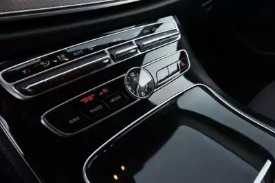 Mercedes-Benz E 220 2017 - 25000 EUR, 168000 km - AUTO.MOTO.pt - 168000km - foto 16 de 30