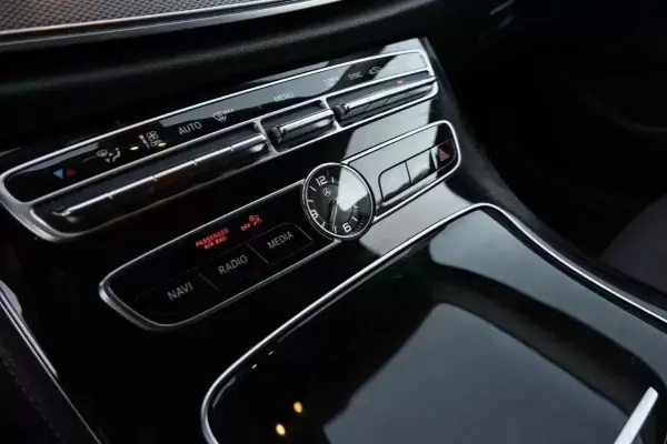Mercedes-Benz E 220 2017 - 25000 EUR, 168000 km - AUTO.MOTO.pt - 168000km - foto 16 de 30