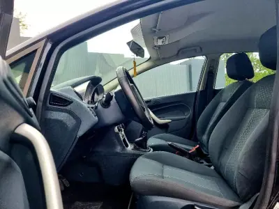 Ford Fiesta 2010 - 5900 EUR, 128980 km - AUTO.MOTO.pt - 128980km - foto 4 de 6