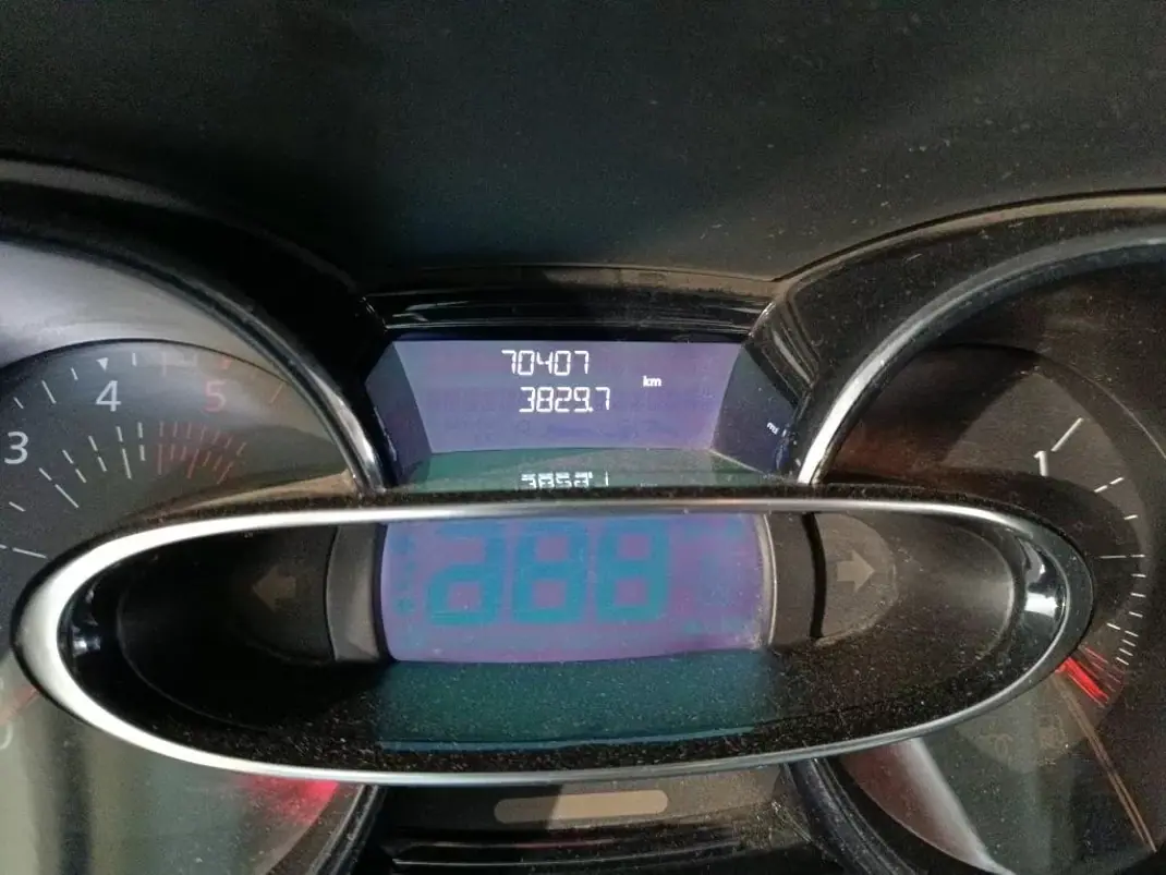 Renault Clio 2019 - 13900 EUR, 70407 km - AUTO.MOTO.pt - 70407km - foto 3 de 7