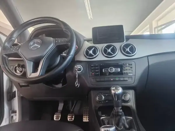 Mercedes-Benz B 180 2012 - 10990 EUR, 221000 km - AUTO.MOTO.pt - 221000km - foto 20 de 35