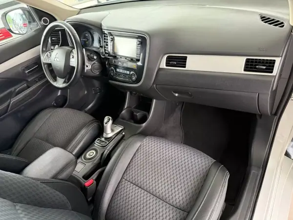 Mitsubishi Outlander 2015 - 15990 EUR, 157367 km - AUTO.MOTO.pt - 157367km - foto 5 de 28