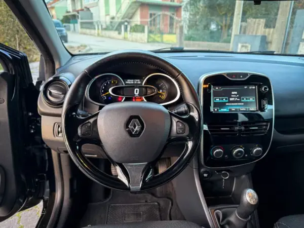 Renault Clio 2015 - 8900 EUR, 139000 km - AUTO.MOTO.pt - 139000km - foto 6 de 12