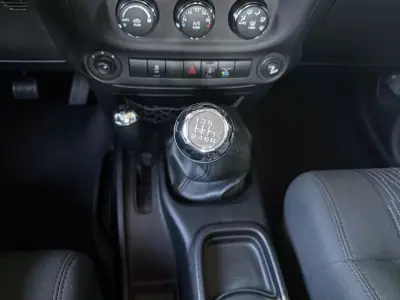Jeep Avenger 2015 - 38600 EUR, 32000 km - AUTO.MOTO.pt - 32000km - foto 10 de 15