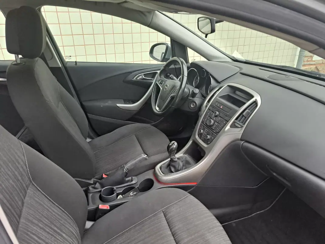 Opel Astra 2010 - 6850 EUR, 106026 km - AUTO.MOTO.pt - 106026km - foto 7 de 11