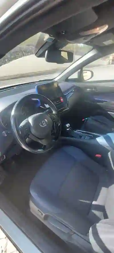 Toyota C-HR 2018 — foto 6 de 15