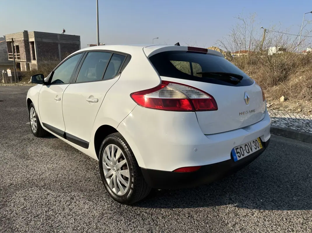 Renault Mégane 2014 - 5500 EUR, 270000 km - AUTO.MOTO.pt - 270000km - foto 7 de 12