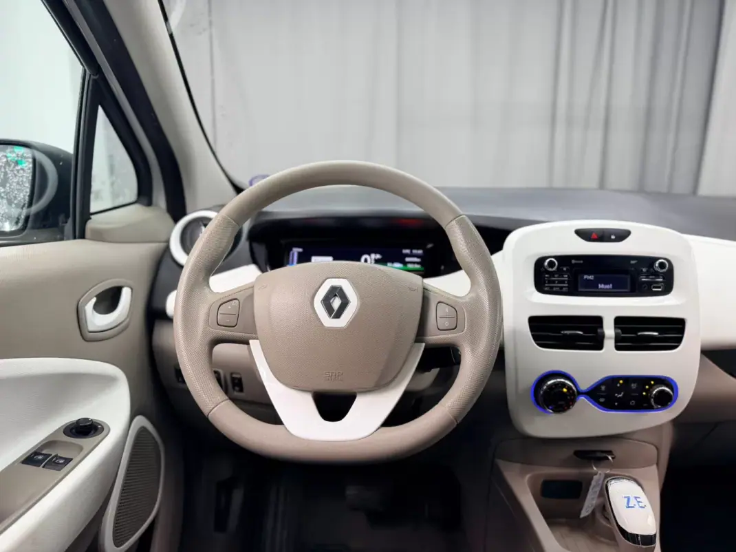 Renault Zoe 2017 - 10500 EUR, 57000 km - AUTO.MOTO.pt - 57000km - foto 12 de 17
